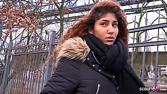 Ebony Tenåring Blir Brutalisert Og Får Orgasme Under Pickup-Casting