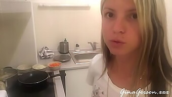 Junge Gina Gerson Kocht Russischen Borscht In Der Küche